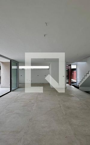 Casa de condomínio à venda com 496m², 4 quartos e 4 vagas Casa de condomínio à venda com 496m², 4 quartos e 4 vagasSala