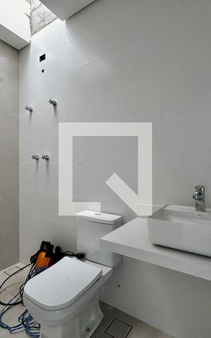 Casa de condomínio à venda com 496m², 4 quartos e 4 vagas Casa de condomínio à venda com 496m², 4 quartos e 4 vagasBanheiro Suíte 2