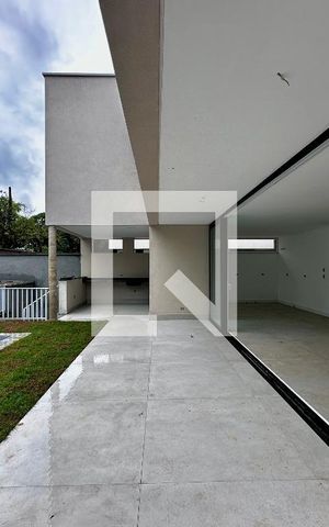 Casa de condomínio à venda com 496m², 4 quartos e 4 vagas Casa de condomínio à venda com 496m², 4 quartos e 4 vagasVaranda/Quintal