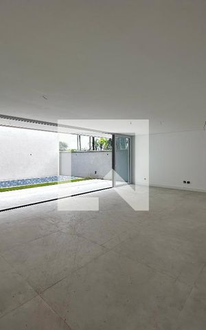 Casa de condomínio à venda com 486m², 4 quartos e 4 vagasSala