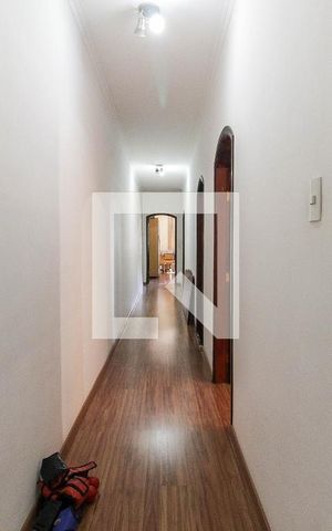 Casa à venda com 376m², 4 quartos e 4 vagas Casa à venda com 376m², 4 quartos e 4 vagasCorredor