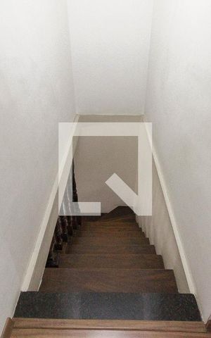 Casa à venda com 376m², 4 quartos e 4 vagas Casa à venda com 376m², 4 quartos e 4 vagasEscada