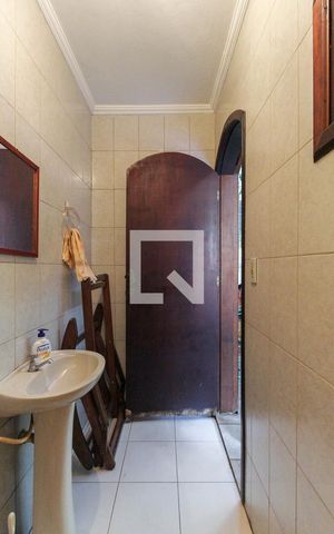 Casa à venda com 376m², 4 quartos e 4 vagas Casa à venda com 376m², 4 quartos e 4 vagasBanheiro de serviço