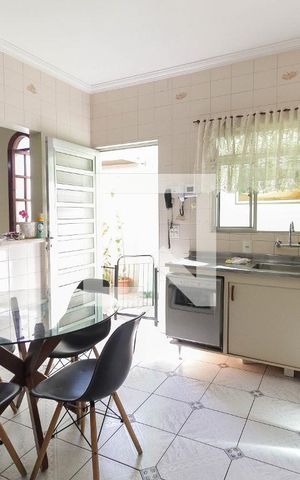 Casa à venda com 376m², 4 quartos e 4 vagas Casa à venda com 376m², 4 quartos e 4 vagasCozinha