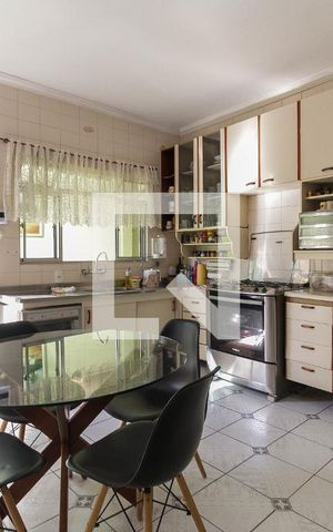 Casa à venda com 376m², 4 quartos e 4 vagas Casa à venda com 376m², 4 quartos e 4 vagasCozinha