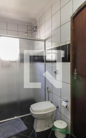 Casa à venda com 376m², 4 quartos e 4 vagas Casa à venda com 376m², 4 quartos e 4 vagasBanheiro da Suíte