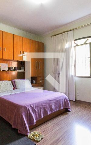 Casa à venda com 376m², 4 quartos e 4 vagas Casa à venda com 376m², 4 quartos e 4 vagasQuarto 4