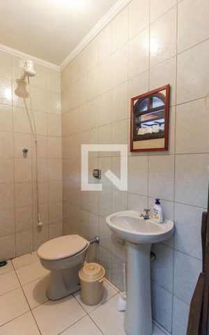 Casa à venda com 376m², 4 quartos e 4 vagas Casa à venda com 376m², 4 quartos e 4 vagasBanheiro de serviço