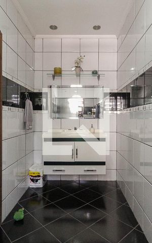 Casa à venda com 376m², 4 quartos e 4 vagas Casa à venda com 376m², 4 quartos e 4 vagasBanheiro da Suíte