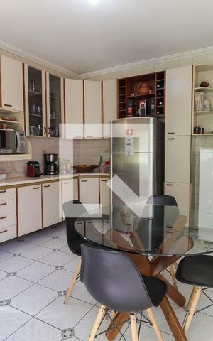 Casa à venda com 376m², 4 quartos e 4 vagas Casa à venda com 376m², 4 quartos e 4 vagasCozinha