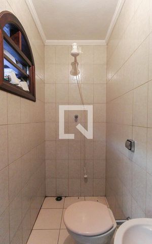 Casa à venda com 376m², 4 quartos e 4 vagas Casa à venda com 376m², 4 quartos e 4 vagasBanheiro de serviço