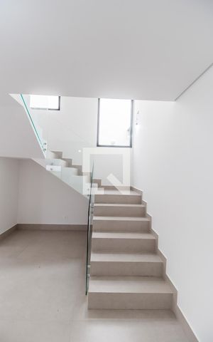 Casa de condomínio à venda com 360m², 4 quartos e 4 vagas Casa de condomínio à venda com 360m², 4 quartos e 4 vagasEscada