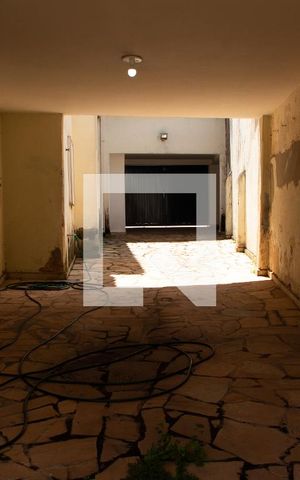 Casa para alugar com 165m², 2 quartos e 6 vagas Casa para alugar com 165m², 2 quartos e 6 vagasÁREA EXTERNA FUNDOS GARAGEM