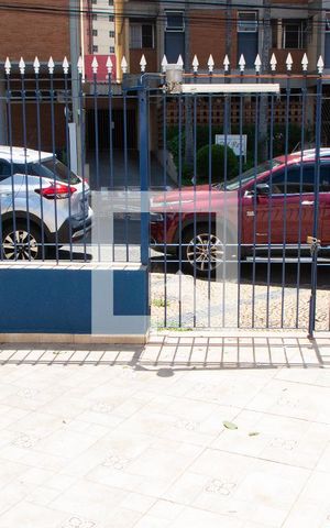 Casa para alugar com 165m², 2 quartos e 6 vagas Casa para alugar com 165m², 2 quartos e 6 vagasÁREA EXTERNA FRENTE