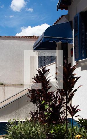 Casa para alugar com 165m², 2 quartos e 6 vagas Casa para alugar com 165m², 2 quartos e 6 vagasÁREA EXTERNA FRENTE