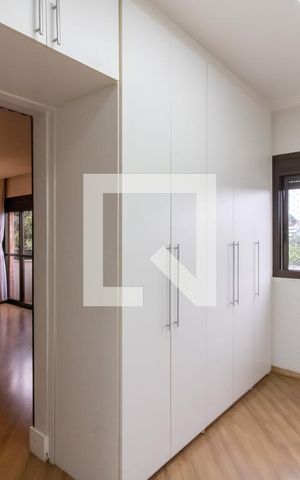 Apartamento à venda com 185m², 3 quartos e 2 vagas Apartamento à venda com 185m², 3 quartos e 2 vagasCloset da Suíte 1