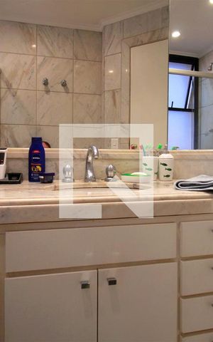 Apartamento à venda com 203m², 4 quartos e 3 vagasBanheiro da Suíte 2