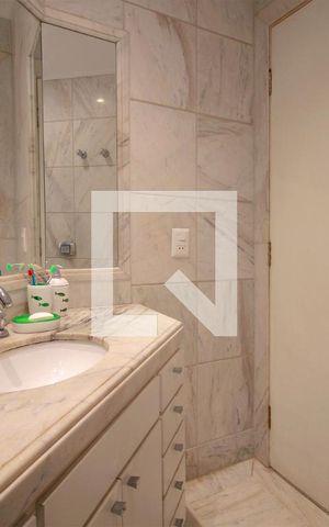 Apartamento à venda com 203m², 4 quartos e 3 vagasBanheiro da Suíte 2
