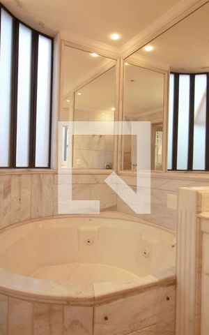 Apartamento à venda com 203m², 4 quartos e 3 vagasBanheiro da Suíte 1