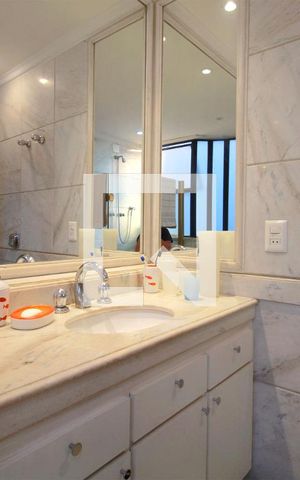 Apartamento à venda com 203m², 4 quartos e 3 vagasBanheiro da Suíte 1