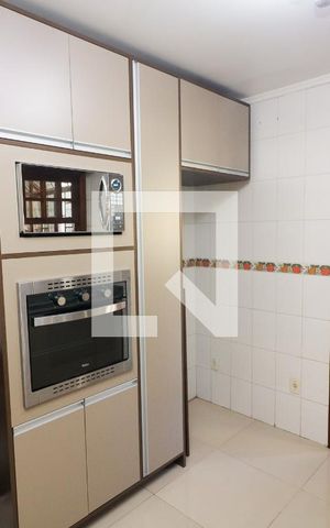 Casa à venda com 180m², 4 quartos e 2 vagas Casa à venda com 180m², 4 quartos e 2 vagasCozinha