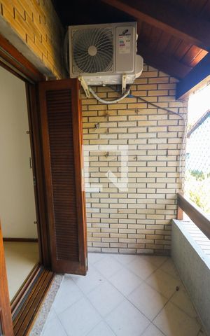 Casa à venda com 180m², 4 quartos e 2 vagas Casa à venda com 180m², 4 quartos e 2 vagasSacada do Quarto 1