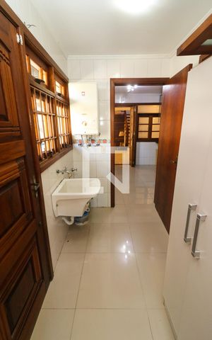 Casa à venda com 180m², 4 quartos e 2 vagas Casa à venda com 180m², 4 quartos e 2 vagasÁrea de Serviço