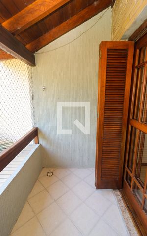 Casa à venda com 180m², 4 quartos e 2 vagas Casa à venda com 180m², 4 quartos e 2 vagasSacada do Quarto 1