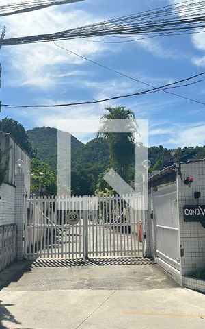 Casa de condomínio à venda com 377m², 3 quartos e 4 vagas Casa de condomínio à venda com 377m², 3 quartos e 4 vagasFachada