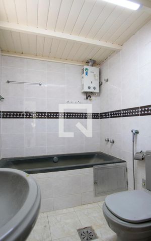 Casa de condomínio à venda com 400m², 5 quartos e 2 vagas Casa de condomínio à venda com 400m², 5 quartos e 2 vagasBanheiro Quarto 4 suíte