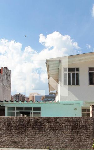 Casa de condomínio à venda com 400m², 5 quartos e 2 vagas Casa de condomínio à venda com 400m², 5 quartos e 2 vagasFachada