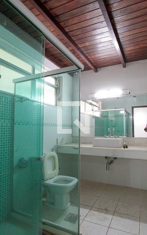 Casa de condomínio à venda com 400m², 5 quartos e 2 vagas Casa de condomínio à venda com 400m², 5 quartos e 2 vagasBanheiro Quarto 3 suíte