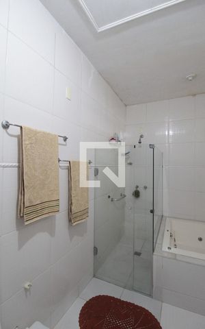 Casa à venda com 551m², 5 quartos e 6 vagasBanheiro da Suite 1