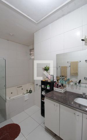 Casa à venda com 551m², 5 quartos e 6 vagasBanheiro da Suite 1