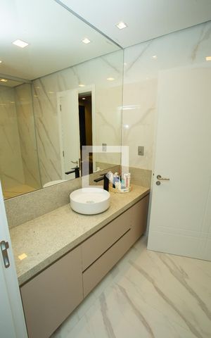 Casa de condomínio à venda com 210m², 4 quartos e 4 vagas Casa de condomínio à venda com 210m², 4 quartos e 4 vagasBanheiro da Suíte 2