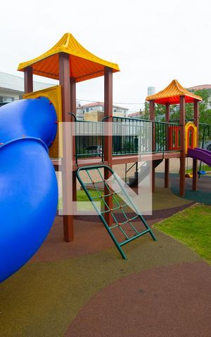 Casa de condomínio à venda com 210m², 4 quartos e 4 vagas Casa de condomínio à venda com 210m², 4 quartos e 4 vagasÁrea comum - Playground