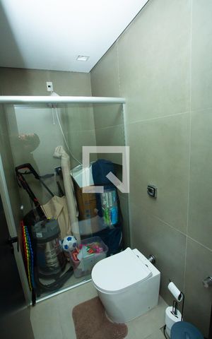 Casa de condomínio à venda com 210m², 4 quartos e 4 vagas Casa de condomínio à venda com 210m², 4 quartos e 4 vagasBanheiro