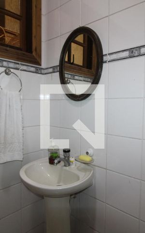 Casa à venda com 320m², 5 quartos e 8 vagasBanheiro de Serviço