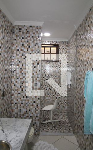 Casa à venda com 320m², 5 quartos e 8 vagasBanheiro da Suíte 1