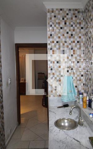 Casa à venda com 320m², 5 quartos e 8 vagasBanheiro da Suíte 1