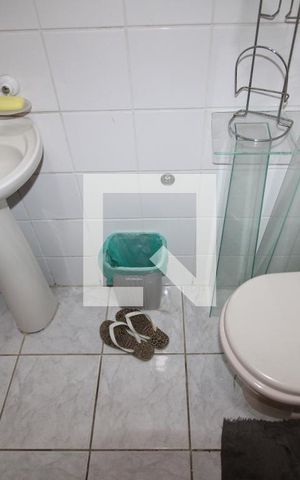 Casa à venda com 320m², 5 quartos e 8 vagasBanheiro de Serviço