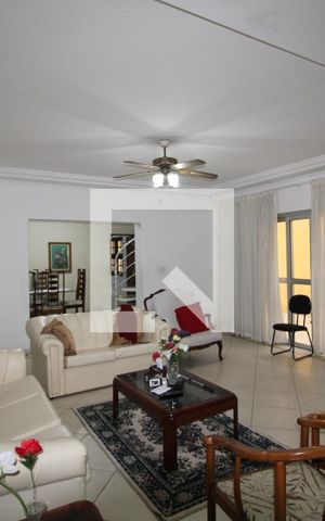 Casa à venda com 320m², 5 quartos e 8 vagasSala