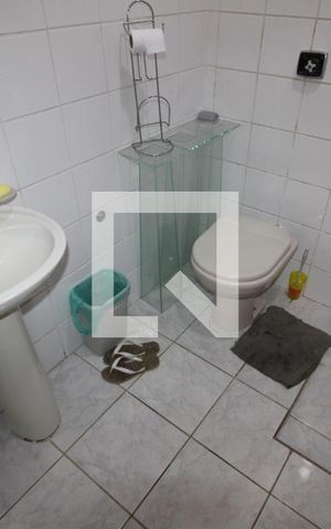 Casa à venda com 320m², 5 quartos e 8 vagasBanheiro de Serviço