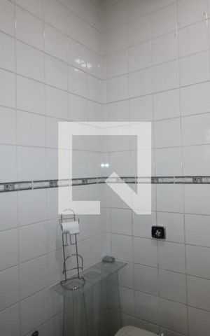 Casa à venda com 320m², 5 quartos e 8 vagasBanheiro de Serviço
