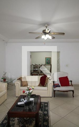 Casa à venda com 320m², 5 quartos e 8 vagasSala