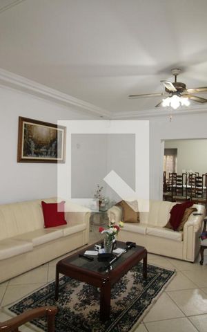 Casa à venda com 320m², 5 quartos e 8 vagasSala