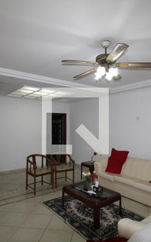 Casa à venda com 320m², 5 quartos e 8 vagasSala