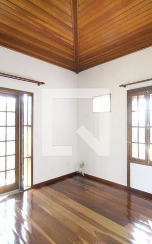 Casa de condomínio à venda com 160m², 3 quartos e 3 vagasSuíte