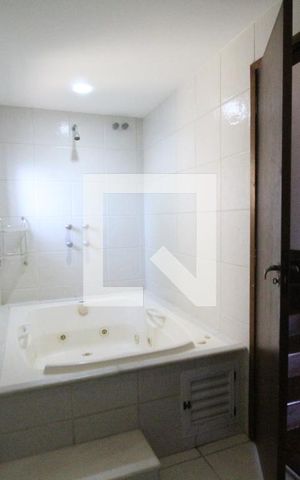 Casa de condomínio à venda com 160m², 3 quartos e 3 vagasBanheiro da suíte