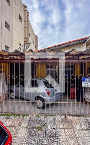 Casa à venda com 174m², 3 quartos e 2 vagas Casa à venda com 174m², 3 quartos e 2 vagasFachada